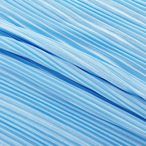 Dettaglio macro del tessuto plissettato azzurro con eleganti pieghe verticali