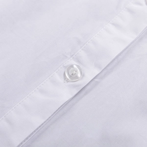 Gros plan des boutons de chemise blanche avec coutures soignées et détails du tissu