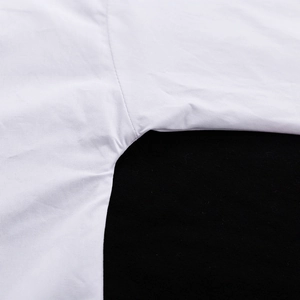 Détail des coutures renforcées et de la finition du poignet de cette chemise blanche