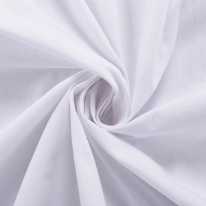 Vue macro d'un tissu en coton blanc pur avec des plis en spirale et une texture tissée