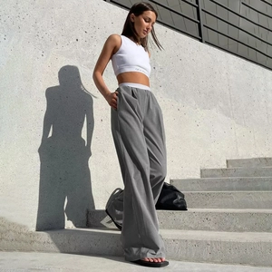 Pantalon large taille haute gris foncé à la silhouette fluide et moderne pour femme