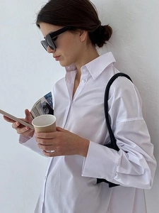 Chemise blanche minimaliste en coton avec revers et épaules tombantes pour un look décontracté