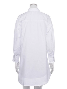Vue arrière d'une robe chemise blanche à manches longues avec ourlet arrondi moderne