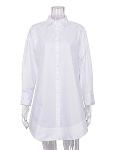 Chemise blanche classique à manches longues et coupe ample avec col à revers