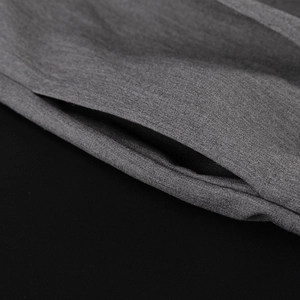 Vue détaillée de la poche latérale et des coutures du pantalon large gris foncé