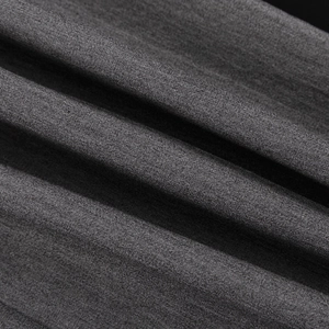 Détail macro du tissu gris foncé haute densité montrant la texture et le drapé doux