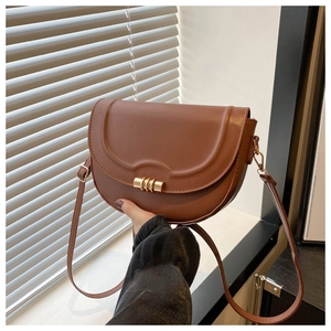 Detailansicht der Satteltasche in Karamell mit matten Leder und goldenem Verschluss