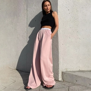 Pantalon large rose chic pour femme et haut court noir style urbain en extérieur