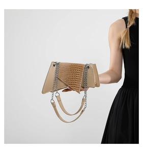 Détail du sac géométrique kaki avec gaufrage crocodile et bandoulière chaîne argentée