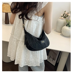 Détail du sac bandoulière croissant plissé noir avec sangle réglable et boucle en métal
