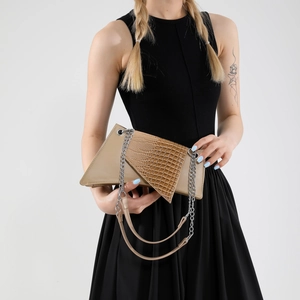 Sac bandoulière géométrique kaki avec texture crocodile et chaîne en métal argenté
