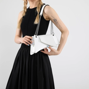 Sac bandoulière blanc minimaliste avec texture crocodile et chaîne argentée pour femme