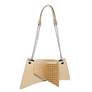 Sac bandoulière beige asymétrique avec rabat croco et bandoulière en chaîne
