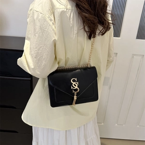 Minimalistische schwarze Umhängetasche mit goldener Kette und S-förmigem Verschluss