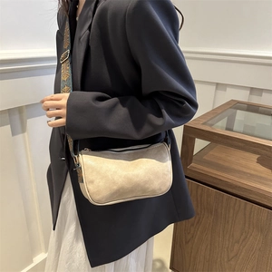 Petit sac Boston beige avec bandoulière large ethnique style rétro pour femmes