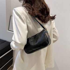 Sac à bandoulière noir en similicuir avec large sangle brodée au motif ethnique