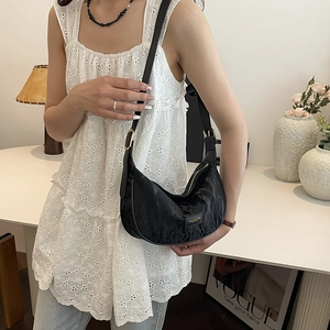 Sac à bandoulière noir texturé pour femme avec boucles dorées et bandoulière réglable