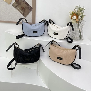 Sacs bandoulière demi-lune en quatre couleurs avec texture plissée et zips dorés