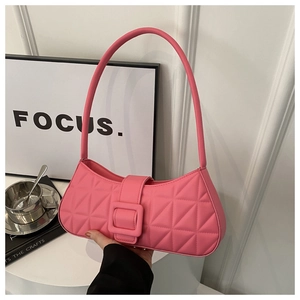 Dettaglio della borsa baguette rosa shocking con trama trapuntata e fibbia quadrata