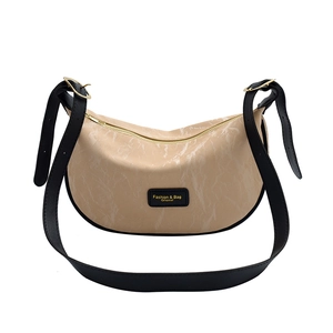 Sac croissant beige à motif marbre avec large bandoulière noire et fermeture dorée