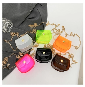Vue à plat de mini sacs en PVC avec boutons dorés et bandoulières chaînes en six couleurs