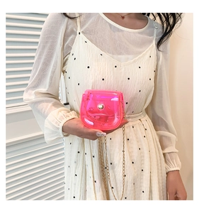 Détail du mini sac jelly rose néon en PVC transparent avec bandoulière dorée