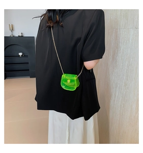 Mannequin portant un mini sac bandoulière transparent vert fluo avec chaîne dorée