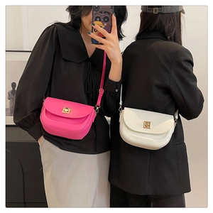 Détails de sacs selle rose et beige avec fermoirs dorés et bandoulières réglables