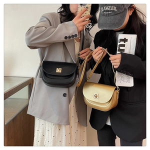 Détails des sacs selle classiques noir et or avec boucles en métal et bandoulières