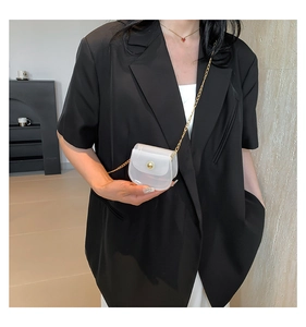Gros plan sur le mini sac bandoulière transparent avec chaîne et fermoir dorés