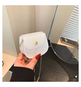 Vue détaillée d'un mini sac gelée blanc translucide avec bouton pression doré et chaîne