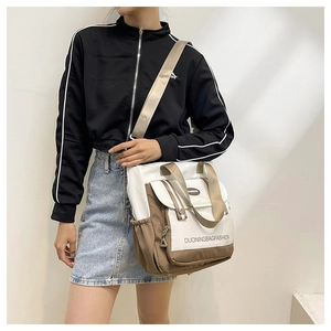 Detailansicht der Canvas-Tasche mit verstellbarem Gurt und kontrastfarbenem Design