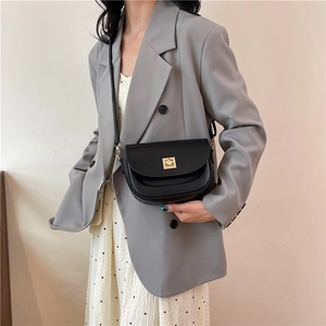 Sacoche vintage noire pour femme avec boucle dorée et design minimaliste en bandoulière