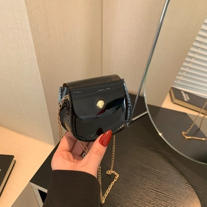Mini sac bandoulière en cuir verni noir avec fermoir doré et fine bandoulière chaîne