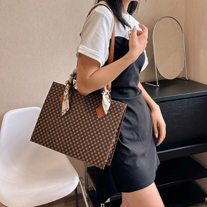 Sac à Épaule Vintage en Cuir PU Monogramme pour Femmes Sac à Main Imprimé Géométrique avec Foulard en Satin