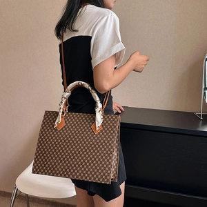 Sac fourre-tout vintage avec imprimé géométrique et foulard en soie pour look chic