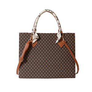 Sac fourre-tout vintage marron avec motif géométrique et foulard en soie au manche