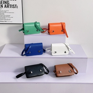 Borse a tracolla vintage in pelle minimalista in sei colori esposte su diversi livelli