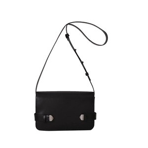 Borsa a tracolla minimalista in pelle nera con dettagli triangolari in metallo argentato