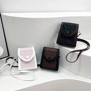 Mini sacs bandoulière matelassés en trois coloris sur présentoir en pierre blanche