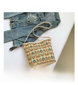 Détails de sac seau en jacquard géométrique avec ferrures dorées et bandoulière en cuir