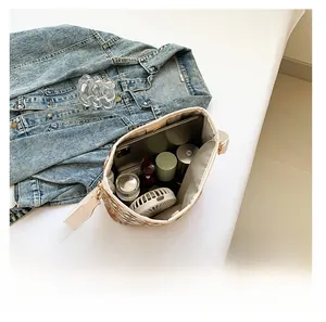 Intérieur spacieux du sac seau bohème montrant assez d'espace pour les essentiels