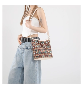 Détail du motif jacquard vintage sur le sac bandoulière avec sangle en toile