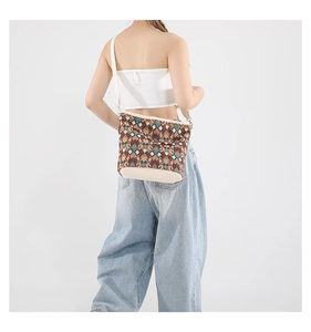 Détail du sac bandoulière à motif géométrique coloré avec bandoulière blanc cassé