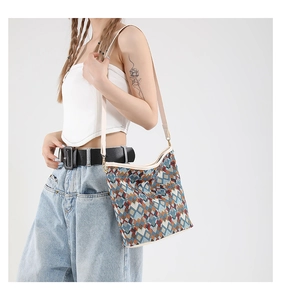 Détail du motif géométrique tissé et de la large bandoulière sur ce sac seau coloré
