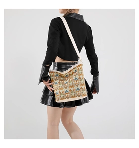 Détail du sac bandoulière à motif géométrique vert et jaune avec large sangle
