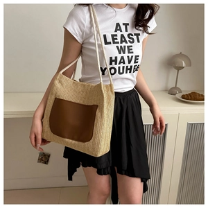 Détail du sac fourre-tout tissé beige avec poche marron foncé et bandoulières en corde