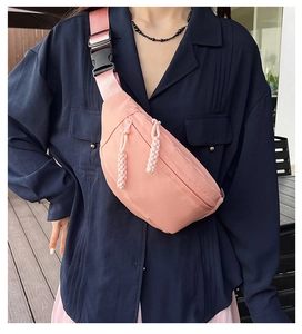 Vue détaillée du sac banane en nylon rose avec tirette en corde et sangle à boucle noire