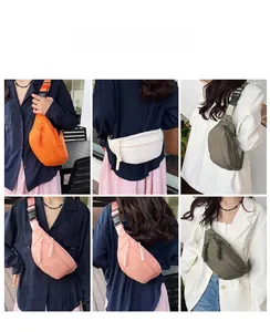 Collage de mannequins portant des sacs bandoulière en nylon colorés avec sangles