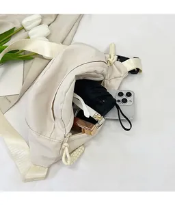 Sac de poitrine beige en nylon spacieux montrant le rangement interne pour accessoires